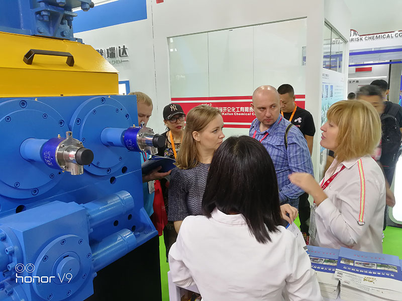 大连亿翔橡塑机械有限公司参加19年上海国际展览会